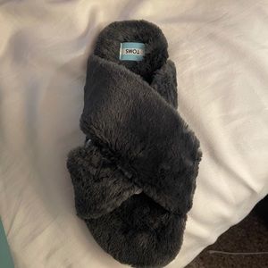 Toms faux fur slippers. Woman’s 11 / mens 9 ( runs big )